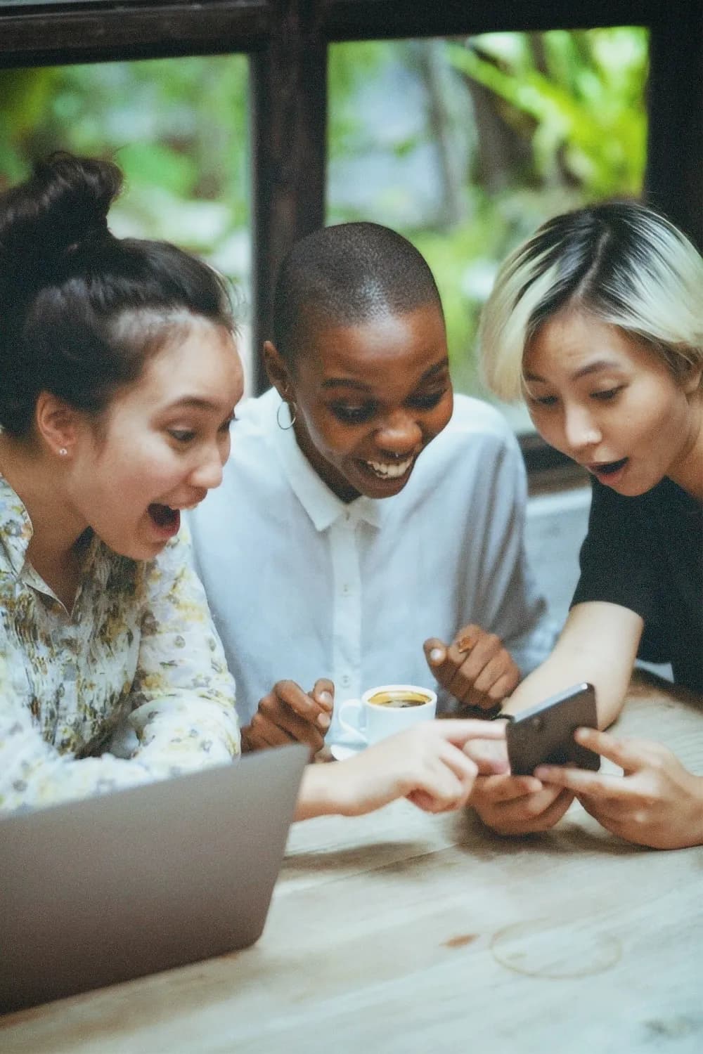 Jeunes de 18 à 25 ans trouvant leur orientation et reconversion professionnelle avec Jobmi